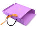 리본과 손잡이를 가진 분홍색 색깔에 의하여 인쇄되는 매트 박판 상아빛 널 선물 상자